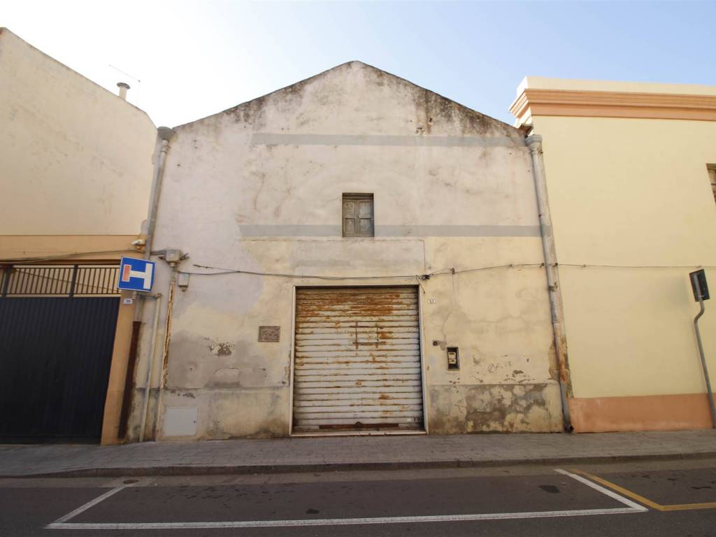 locale commerciale in vendita ad Elmas