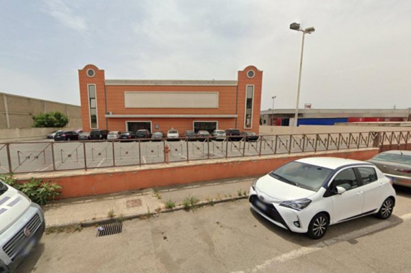 locale commerciale in vendita ad Elmas