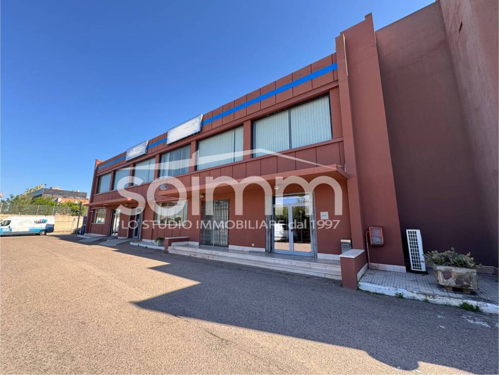 capannone in vendita ad Elmas