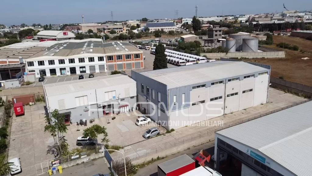 locale commerciale in vendita ad Elmas