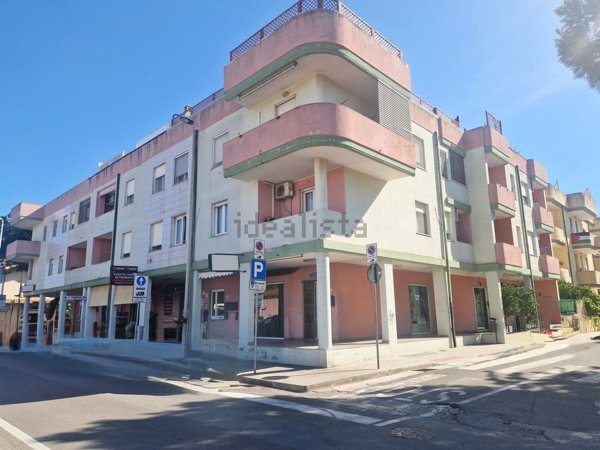 locale commerciale in vendita ad Elmas