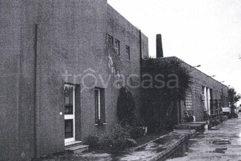 locale commerciale in vendita ad Elmas