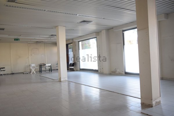 locale commerciale in vendita ad Elmas