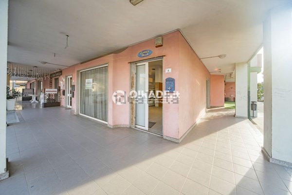 locale commerciale in vendita ad Elmas