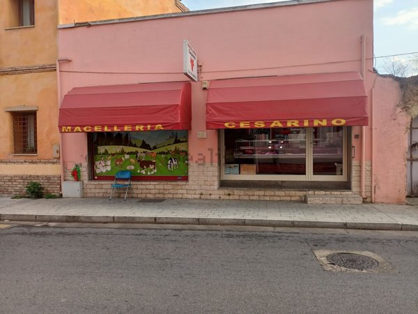 locale commerciale in vendita ad Elmas