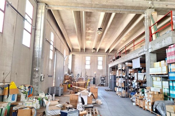 capannone in vendita ad Elmas