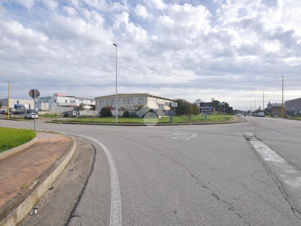 locale commerciale in vendita ad Elmas