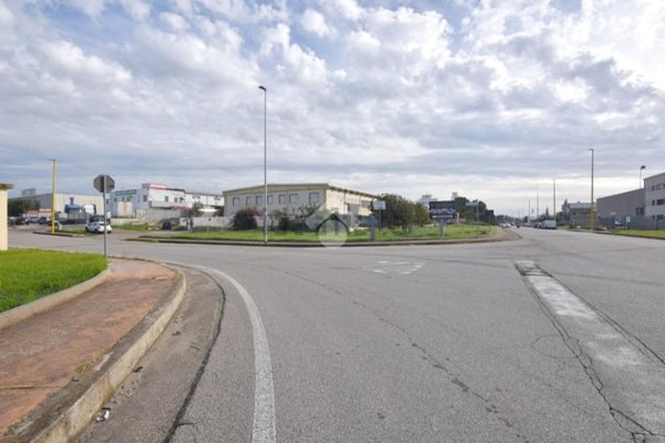 capannone in vendita ad Elmas