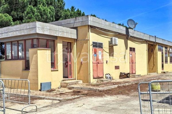 locale commerciale in vendita ad Elmas