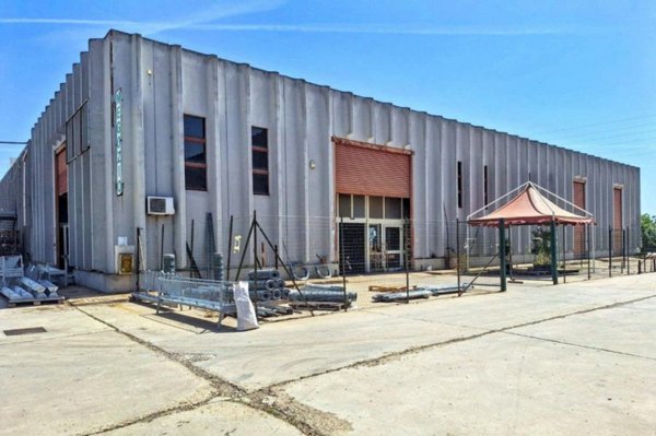 capannone in vendita ad Elmas