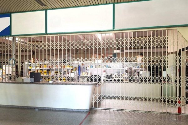 locale commerciale in vendita ad Elmas