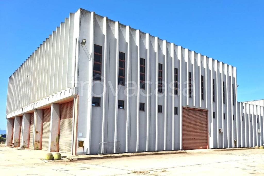 locale commerciale in vendita ad Elmas