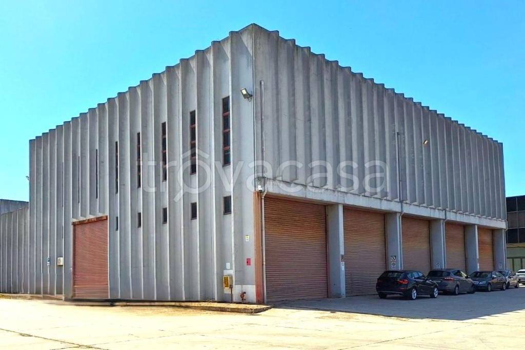 locale commerciale in vendita ad Elmas
