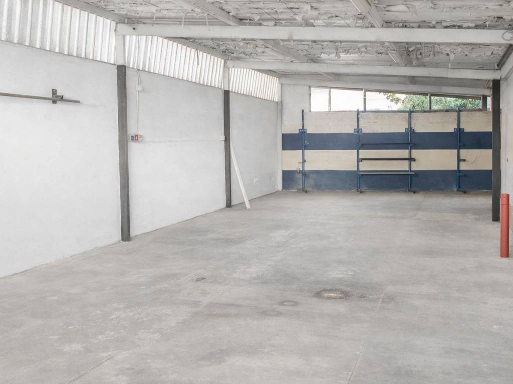 locale commerciale in vendita ad Elmas