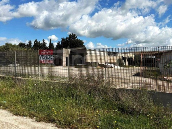 locale commerciale in vendita ad Elmas