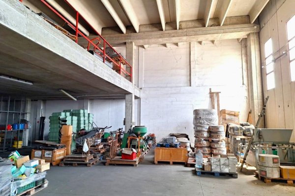 locale commerciale in vendita ad Elmas