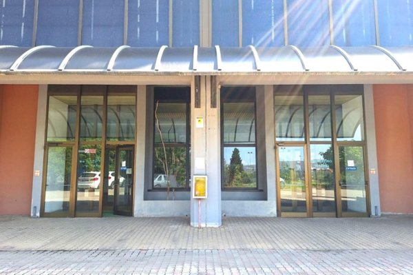 locale commerciale in vendita ad Elmas