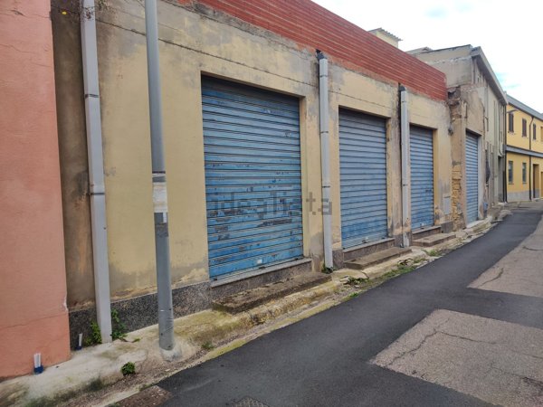 locale commerciale in vendita a Monserrato