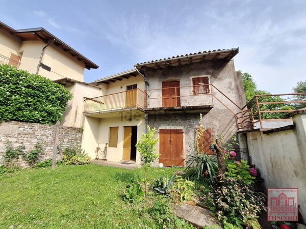 pentavano in vendita ad Arba in zona Colle