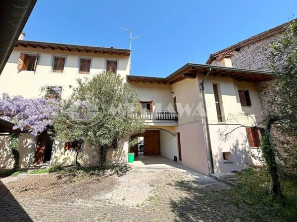 casa indipendente in vendita ad Arba