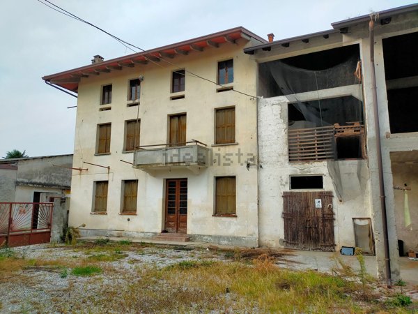 casa indipendente in vendita ad Arba