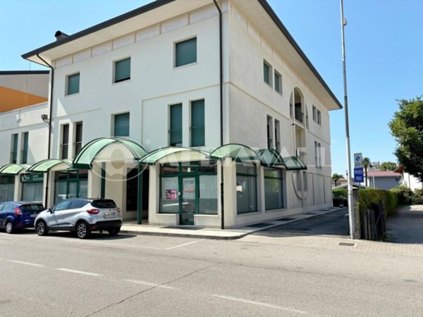 negozio in vendita ad Aviano