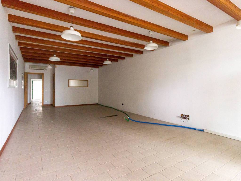 negozio in vendita ad Aviano