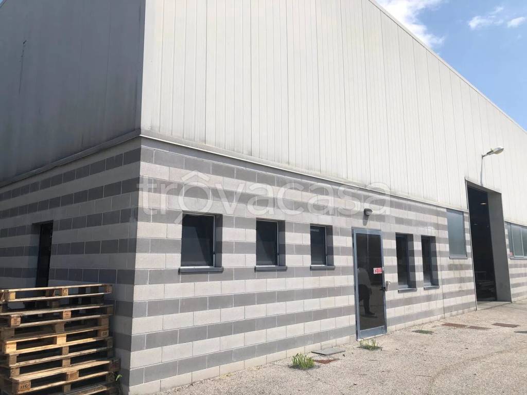 capannone in vendita ad Aviano