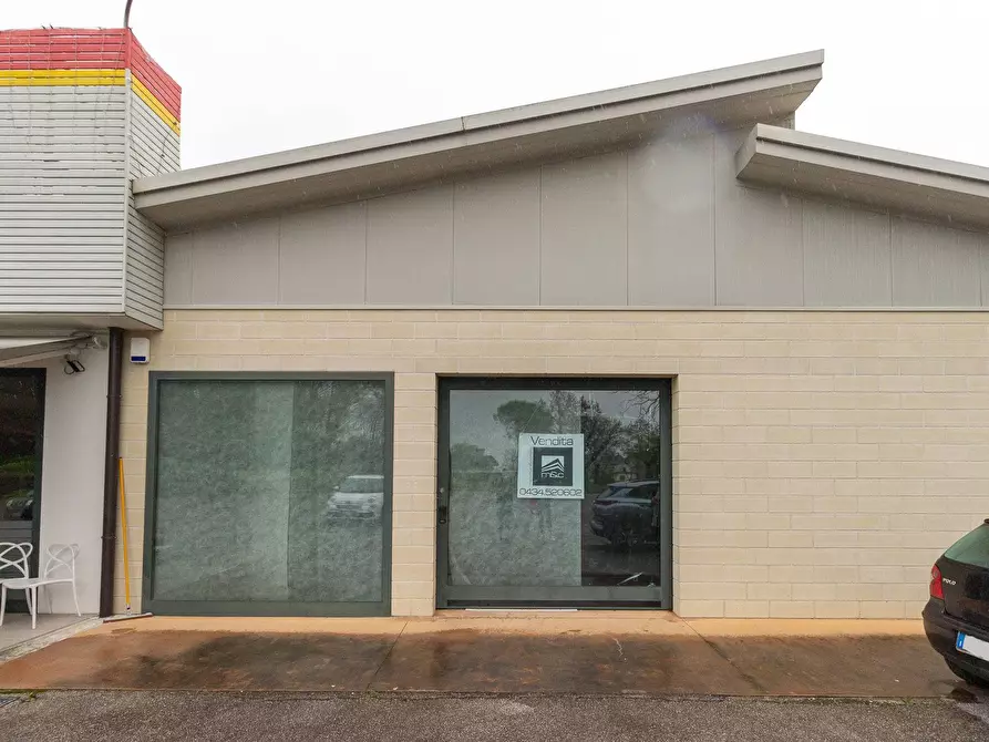 locale commerciale in vendita ad Aviano