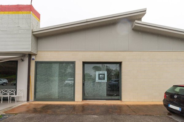 locale commerciale in vendita ad Aviano