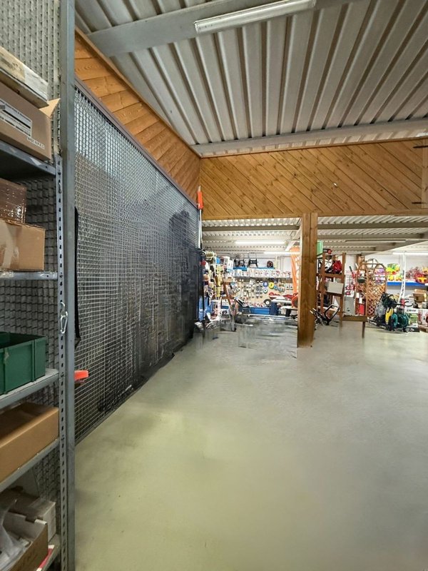 negozio in vendita ad Aviano