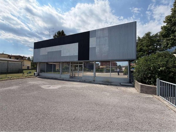 negozio in vendita ad Aviano