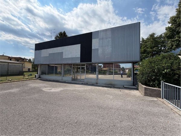 locale commerciale in vendita ad Aviano