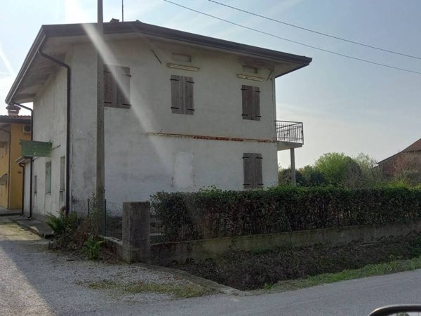 casa indipendente in vendita ad Azzano Decimo in zona Tiezzo