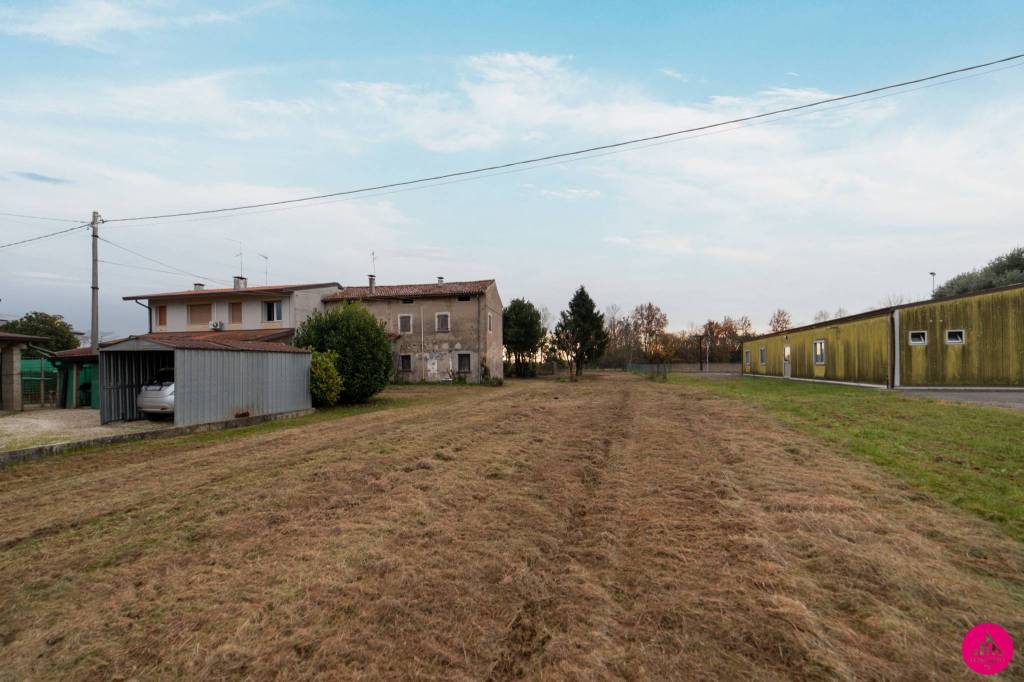 casa indipendente in vendita ad Azzano Decimo in zona Fratte
