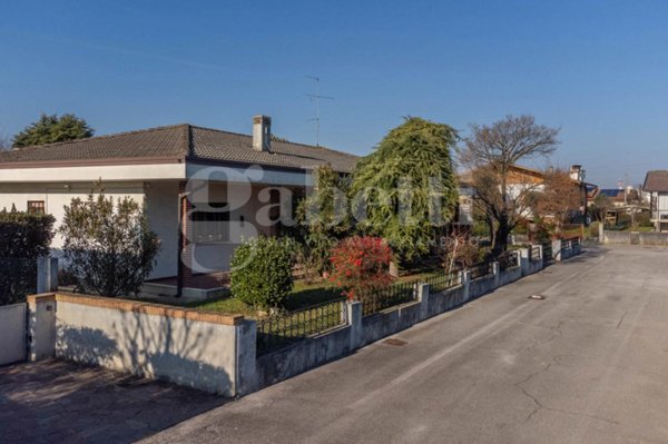 casa indipendente in vendita ad Azzano Decimo