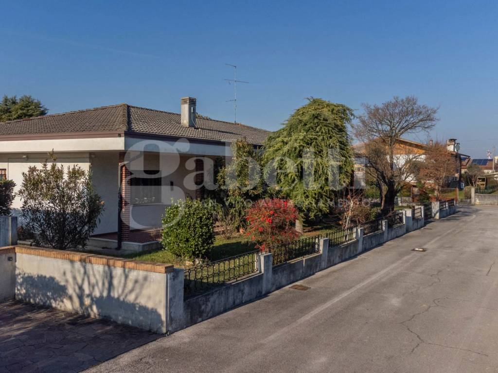 casa indipendente in vendita ad Azzano Decimo