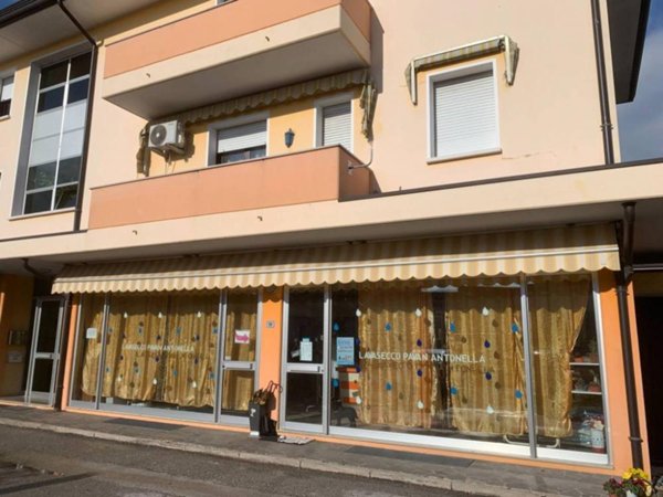 negozio in vendita ad Azzano Decimo in zona Tiezzo