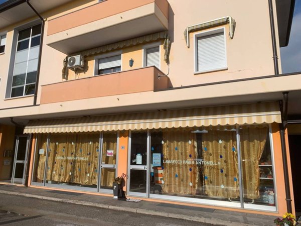 negozio in vendita ad Azzano Decimo in zona Tiezzo