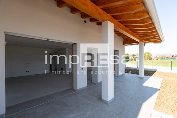 casa indipendente in vendita ad Azzano Decimo in zona Corva