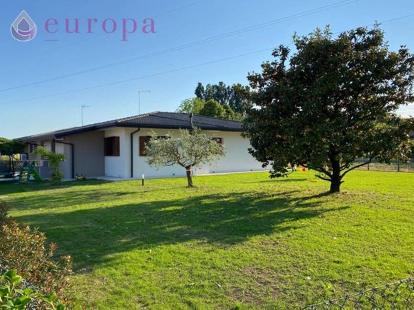 casa indipendente in vendita ad Azzano Decimo