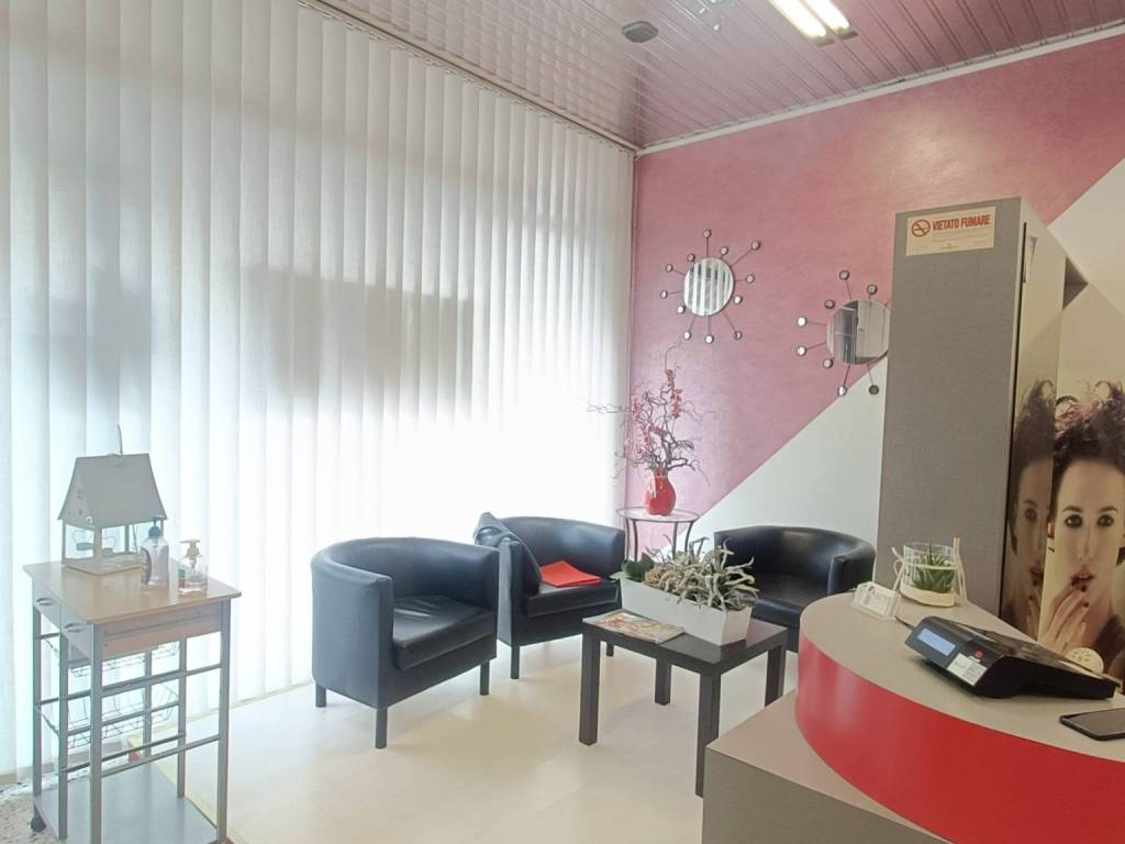 negozio in vendita ad Azzano Decimo in zona Tiezzo