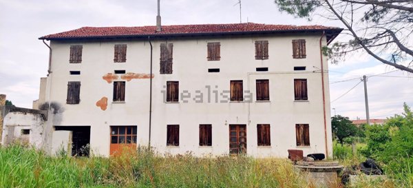 casale in vendita ad Azzano Decimo in zona Tiezzo