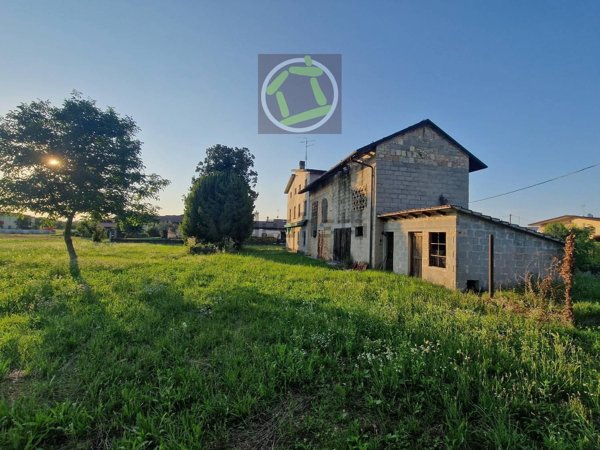 casa indipendente in vendita ad Azzano Decimo in zona Tiezzo