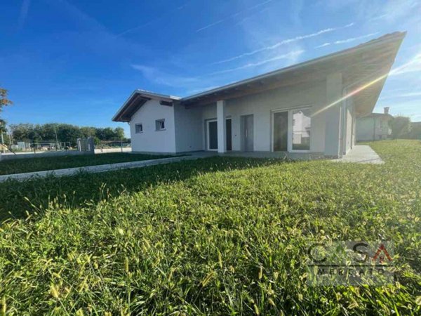 casa indipendente in vendita ad Azzano Decimo in zona Corva