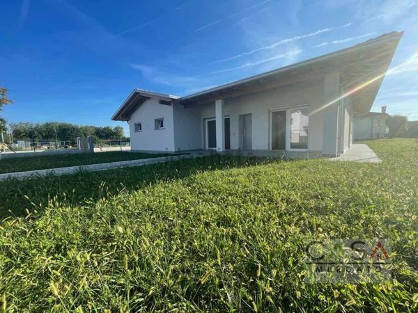 casa indipendente in vendita ad Azzano Decimo in zona Corva