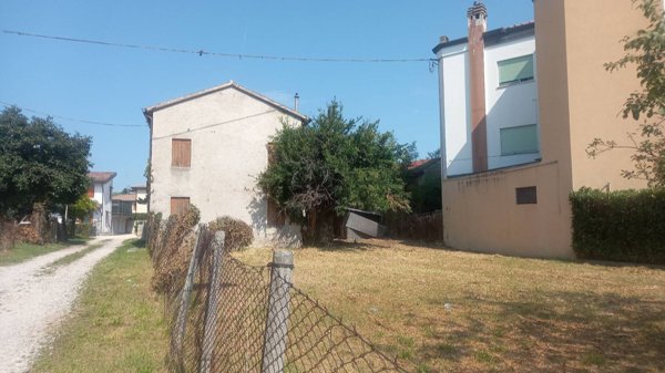 esavano in vendita ad Azzano Decimo