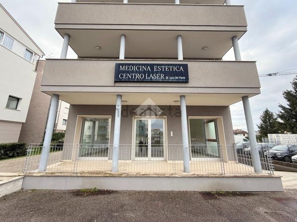 locale commerciale in vendita ad Azzano Decimo