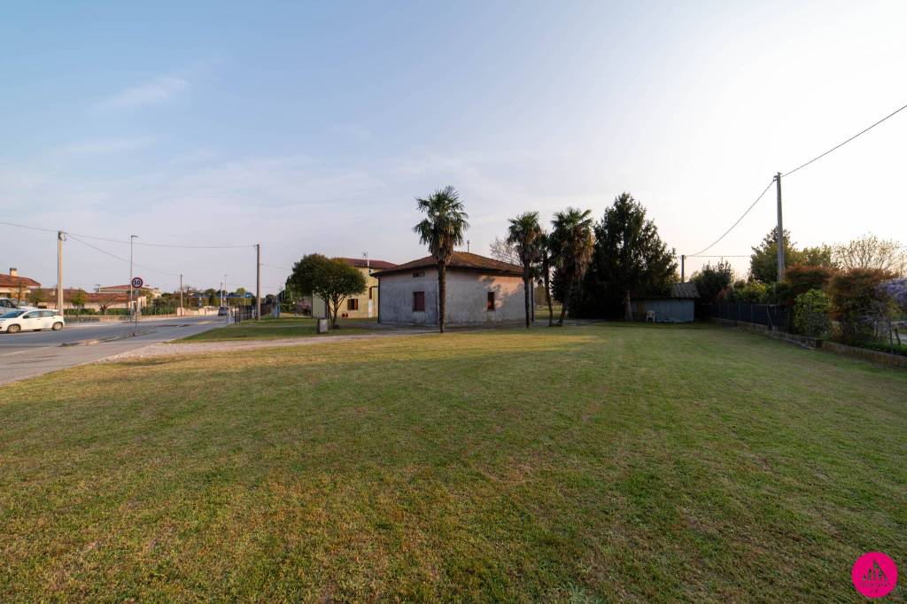 casa indipendente in vendita ad Azzano Decimo in zona Corva