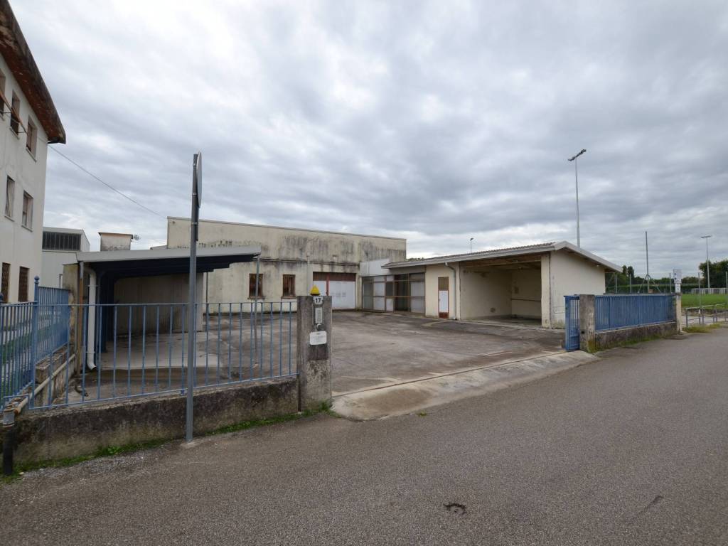 locale commerciale in vendita ad Azzano Decimo